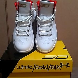 UNDERARMOUR BGS CURRY 2, 5.5(Y),WHITE/RED/GOLD..